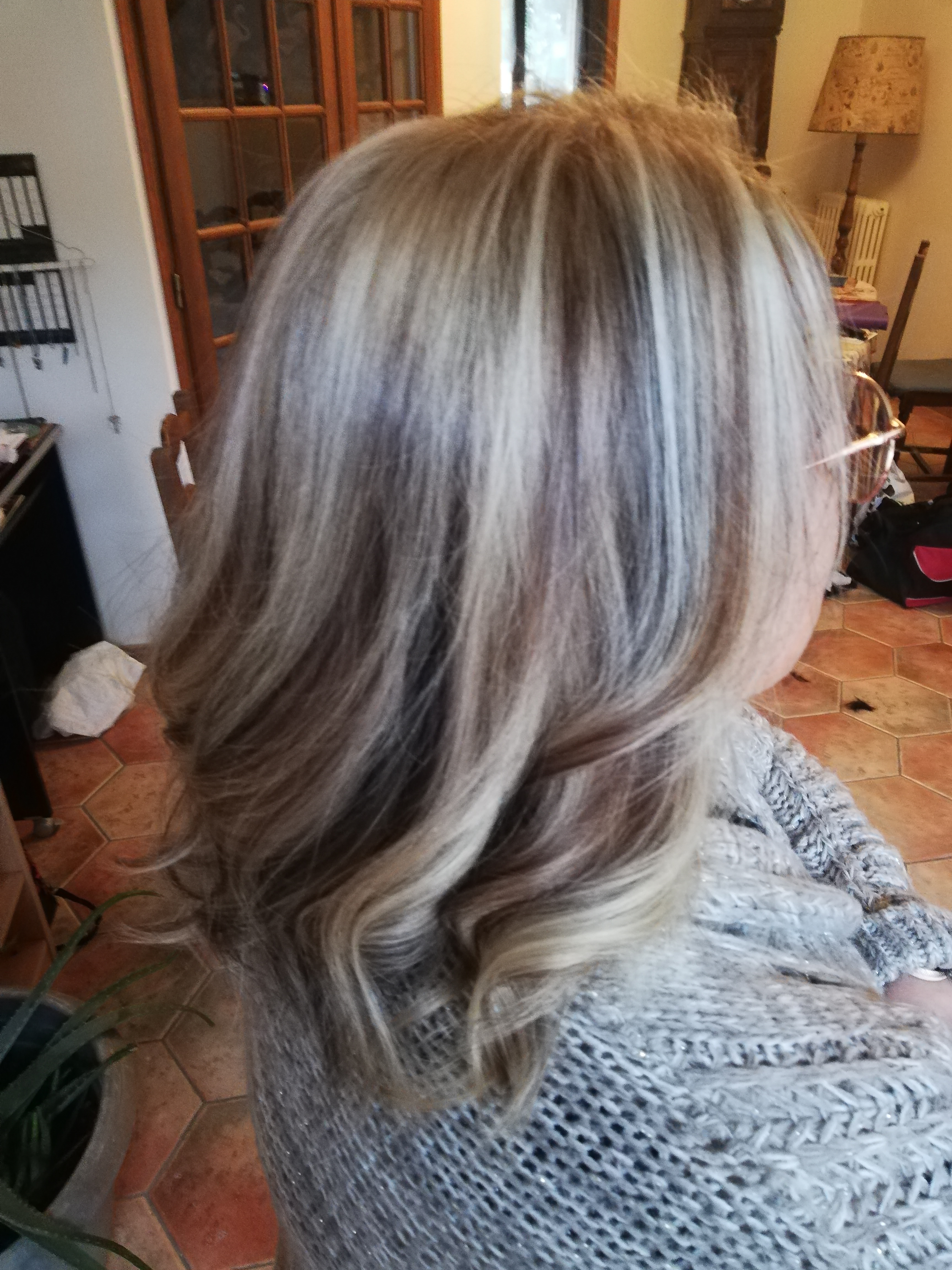 Balayage gris et ondulations réalisé par Nat Adom