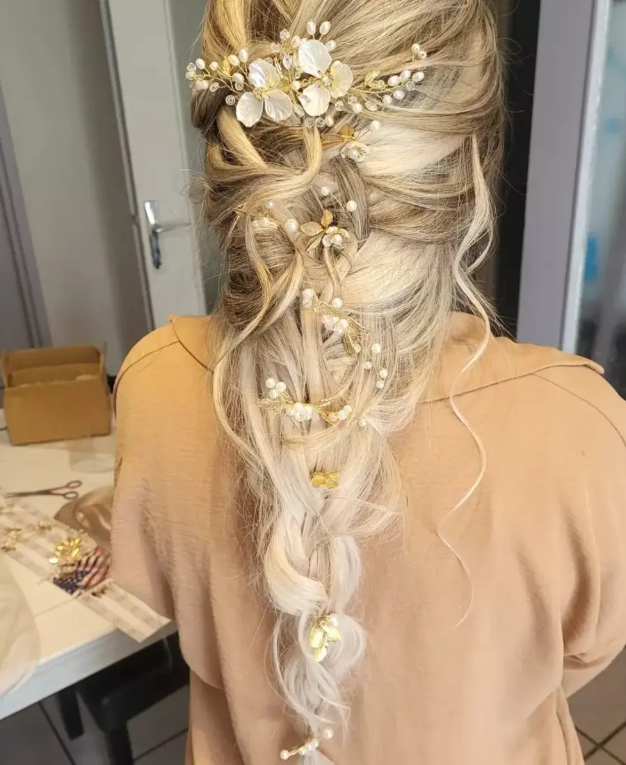 Coiffure mariage avec accessoires dorés et perles